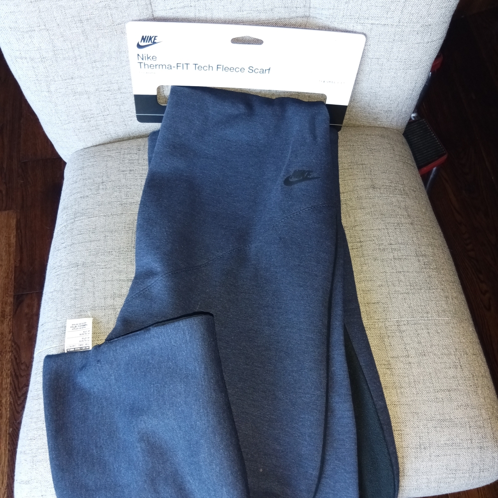 Nike Therma-FIT Fleece Scarf in Navy and Black